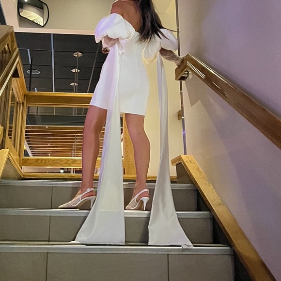 Miscreants Puff Sleeves with Train - Picture 2 of 7